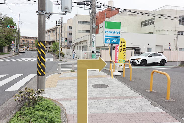 「ファミリーマート」が見えてきますので、その角を右へ曲がります。