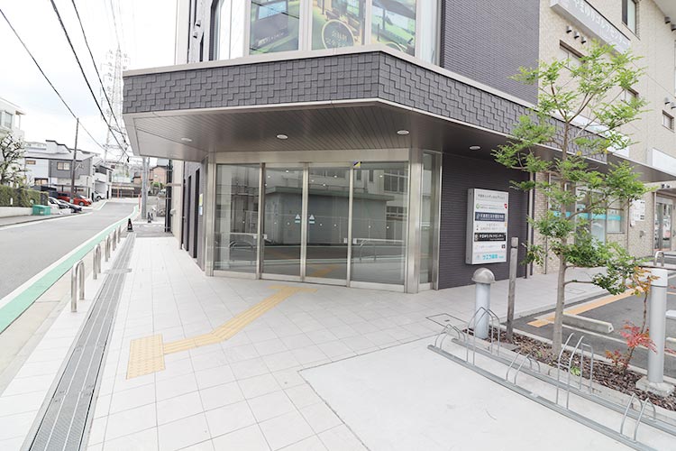  そのまま進むと右手に「やまゆりメディカルブリッジ」が見えてきます。当院は4階にございます。